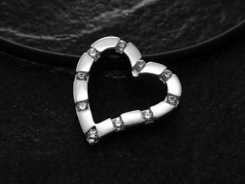 Durchlaufherz - Weißgold Anhänger - mit 10 Zirkonia, Hersteller: Juwelier Harnisch, Anhänger in eleganter Form, schimmernd auf dunklem Hintergrund, ideal als Schmuckstück für besondere Anlässe.