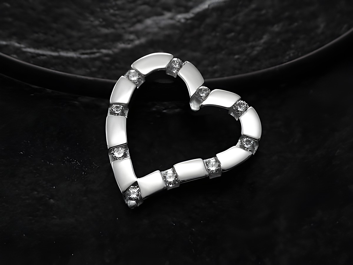 Durchlaufherz - Weißgold Anhänger - mit 10 Zirkonia, Hersteller: Juwelier Harnisch, Anhänger in eleganter Form, schimmernd auf dunklem Hintergrund, ideal als Schmuckstück für besondere Anlässe.