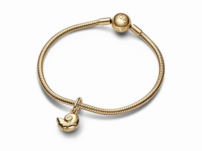 Charm-Anhänger in Form einer verzauberten Muschel aus gelbgold vergoldetem Material, Teil eines stilvollen Armbands von Pandora, inspiriert von Arielle die Meerjungfrau.