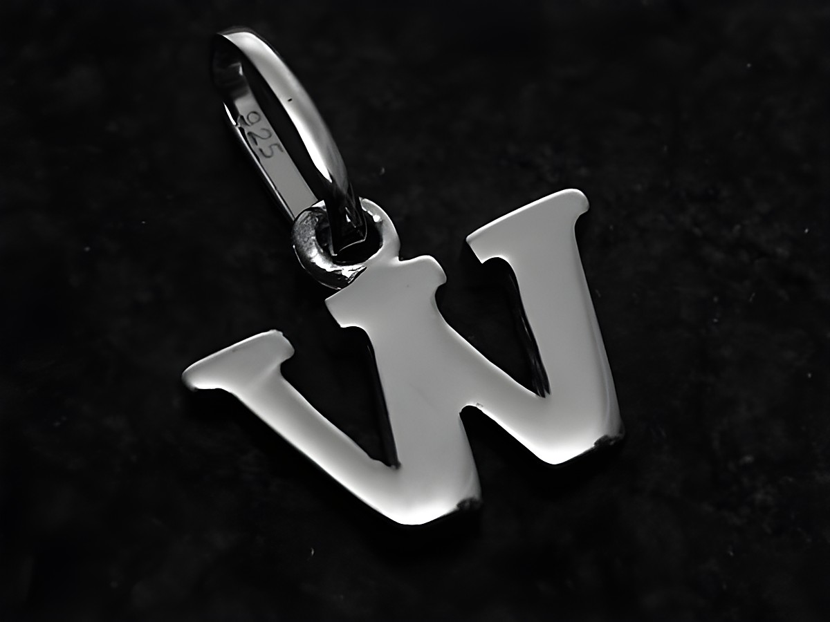 Buchstaben Anhänger W aus 925 Sterling Silber rhodiniert, glanzvoll und elegant, Hersteller Juwelier Harnisch, ideal für individuellen Schmuck.