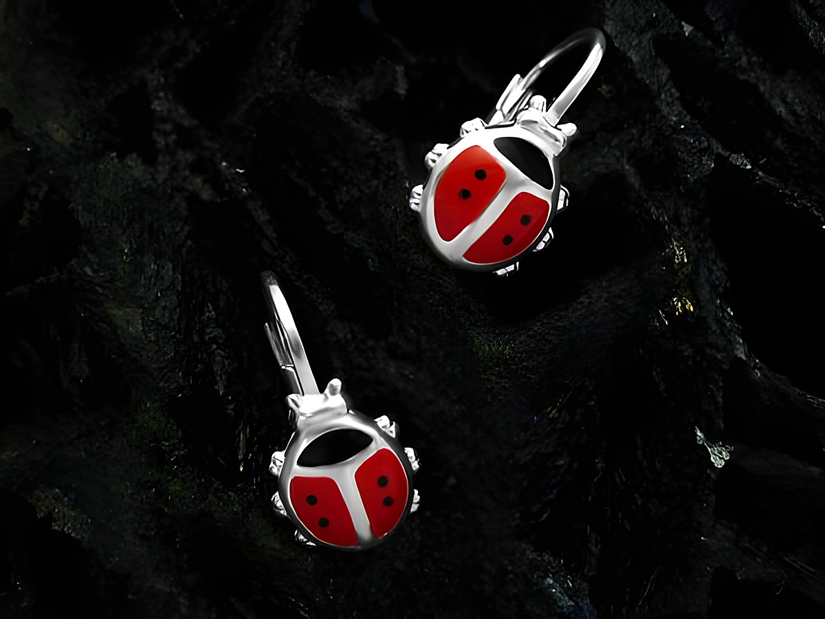 Emaillierte Sterling Silber Ohrhaken in Marienkäferdesign, kinderfreundlich, Hersteller Juwelier Harnisch, ideal für kleine Mädchen.