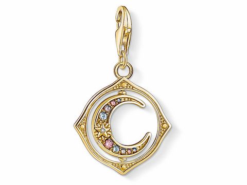 Thomas Sabo Charm aus Silber und Gelbgold, in Form eines Mondes mit einem Stern, verziert mit bunten Glas- und Keramiksteinen sowie synthetischem Spinell und Zirkonia.