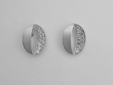 Oval Ohrringe aus 925 Sterling Silber, rhodiniert und funkelnd, verziert mit Zirkonia für zusätzlichen Glanz, hergestellt von Juwelier Harnisch.