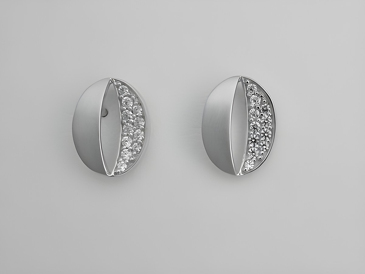 Oval Ohrringe aus 925 Sterling Silber, rhodiniert und funkelnd, verziert mit Zirkonia für zusätzlichen Glanz, hergestellt von Juwelier Harnisch.