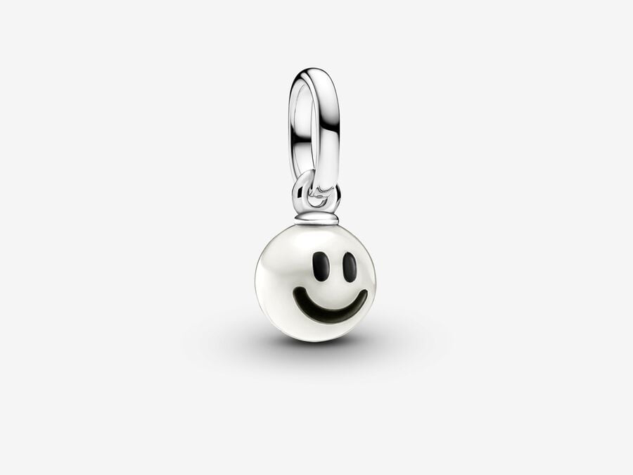 Pandora 793457C01 Charm Anhänger in Smiley-Form aus Sterling Silber, präsentiert einen fröhlichen Smiley mit schwarz aufgemalten Augen und Mund, ideal für individuelle Schmuckgestaltungen.