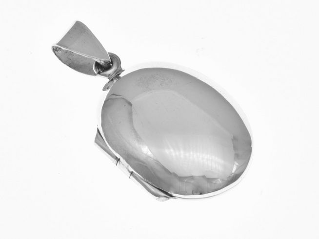 Medaillon in ovaler Form aus poliertem Sterling Silber, hergestellt von Juwelier Harnisch, elegant und zeitlos, ideal als Schmuckstück für besondere Anlässe.