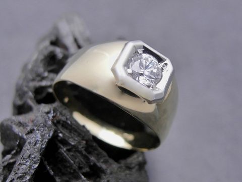 Ring Gold verführerisch Zirkonia Gr. 60, Hersteller Juwelier Harnisch, bis Gr. 60/19, glänzender goldener Ring mit einem auffälligen Zirkonia-Stein in einer modernen Fassung.