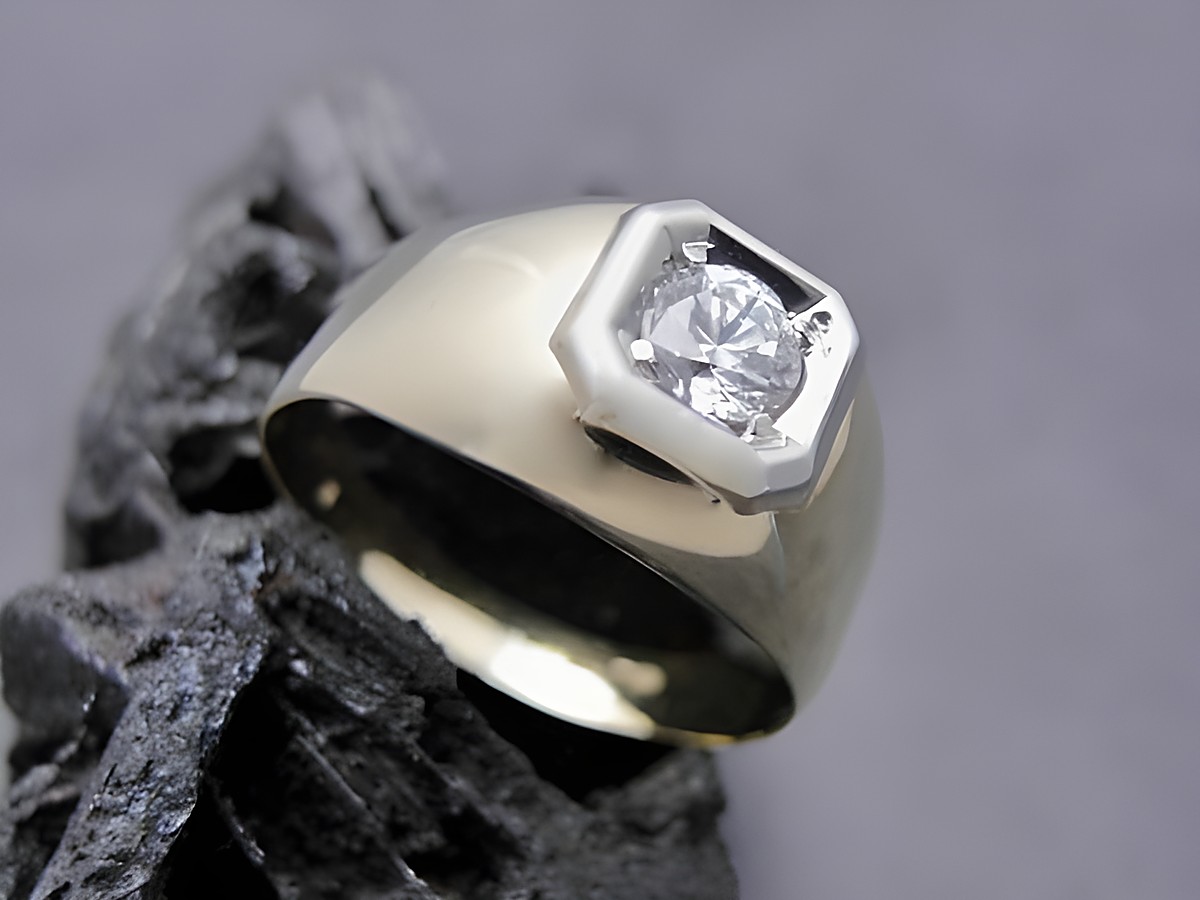 Ring Gold verführerisch Zirkonia Gr. 60, Hersteller Juwelier Harnisch, bis Gr. 60/19, glänzender goldener Ring mit einem auffälligen Zirkonia-Stein in einer modernen Fassung.