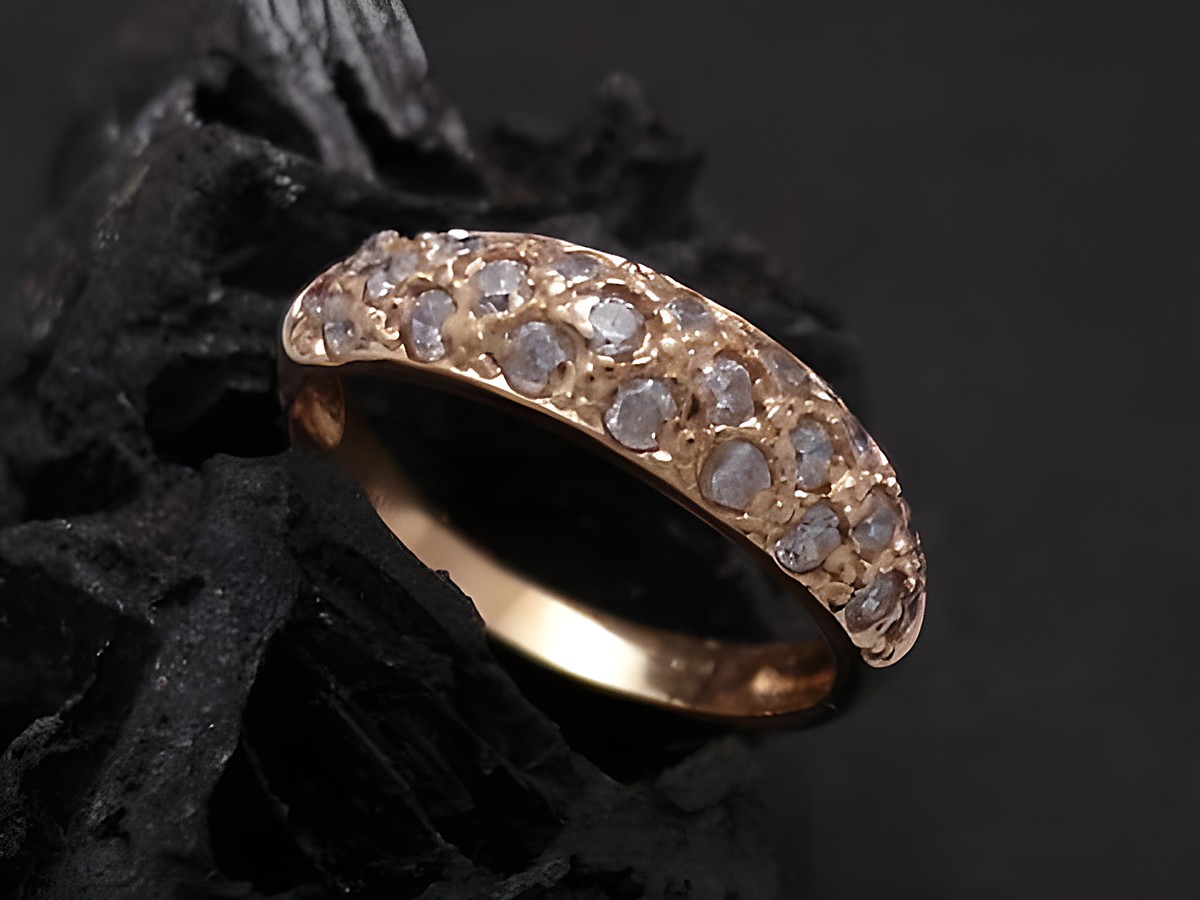 Gold Ring faszinierend Gold 750 Zirkonia Goldring Gr. 56,5 Hersteller Juwelier Harnisch bis Gr. 58/18,5 auf schwarzem Hintergrund.