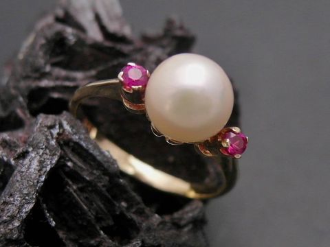 Gold Perlen Ring attraktiv Gr 57,5 mit 7,4 mm Zuchtperle und synthetischem Rubin aus Gold 585, Hersteller Juwelier Harnisch, bis Gr 58/18,5.