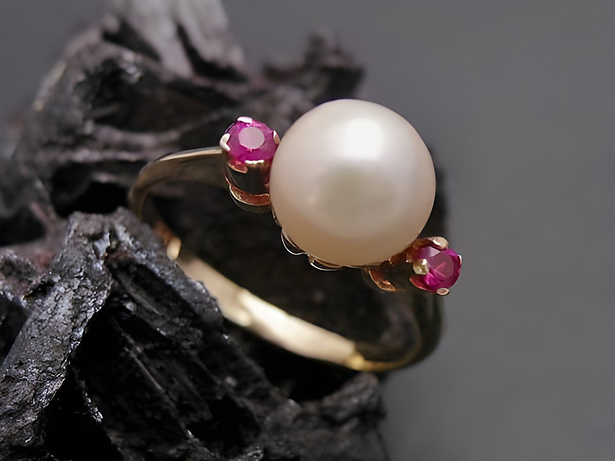 Gold Perlen Ring attraktiv Gr 57,5 mit 7,4 mm Zuchtperle und synthetischem Rubin aus Gold 585, Hersteller Juwelier Harnisch, bis Gr 58/18,5.