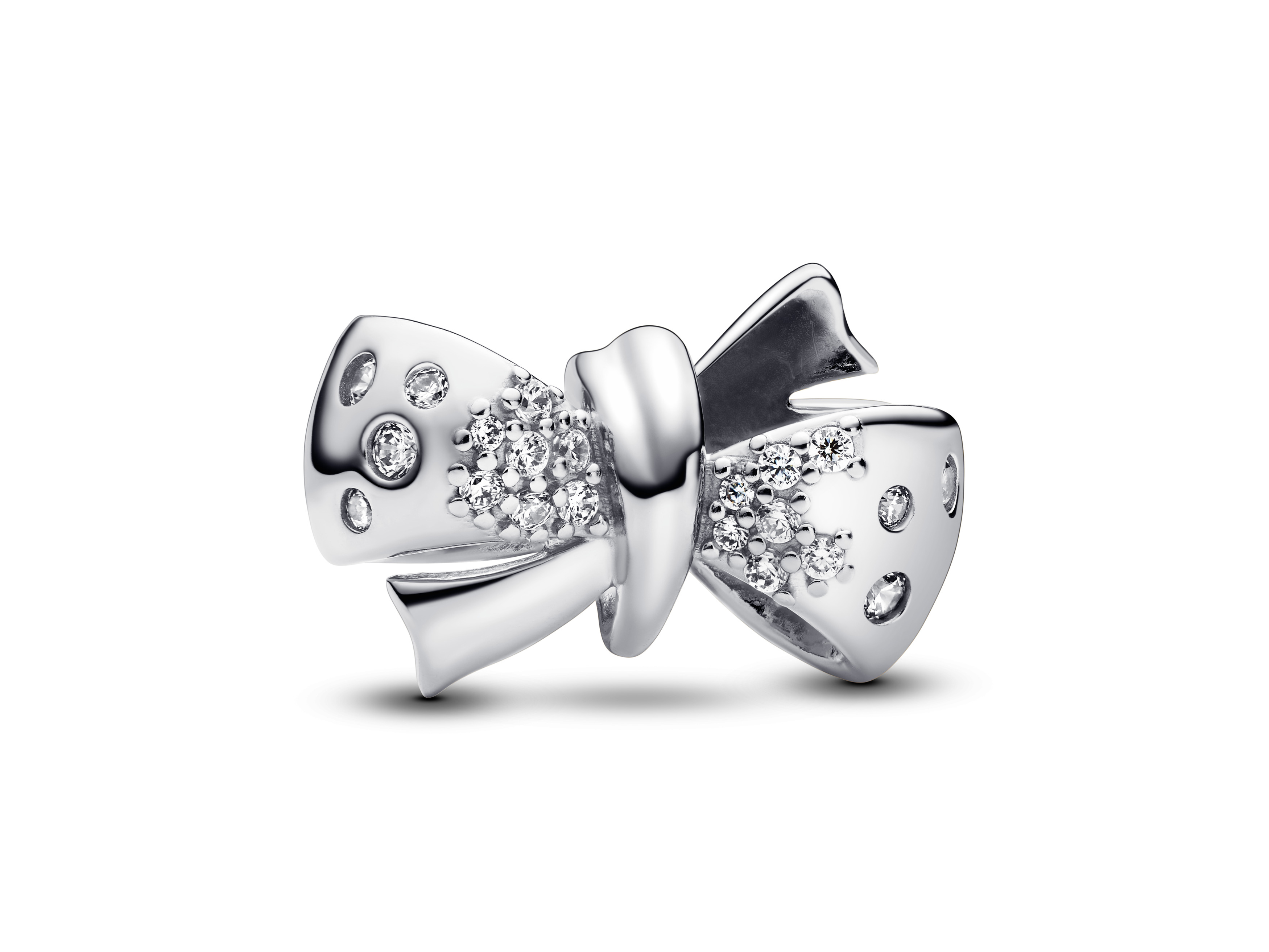 Silberanhänger in Form einer Schleife von Pandora, verziert mit klarem Zirkonia, glänzende Oberfläche und elegantes Design, ideal für individuellen Schmuck.