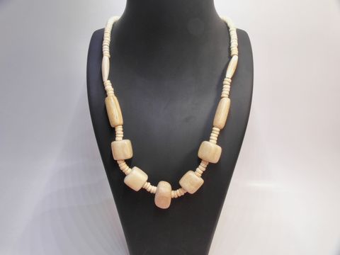 Holzkette Multiform 21 mm naturbraun 60 cm von Juwelier Harnisch, aus verschiedenen Holzperlen gefertigt, stilvolles und natürliches Schmuckstück auf schwarzem Schmuckständer präsentiert.