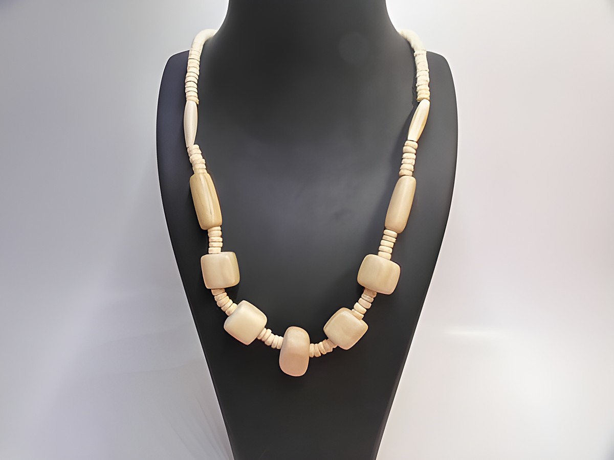 Holzkette Multiform 21 mm naturbraun 60 cm von Juwelier Harnisch, aus verschiedenen Holzperlen gefertigt, stilvolles und natürliches Schmuckstück auf schwarzem Schmuckständer präsentiert.