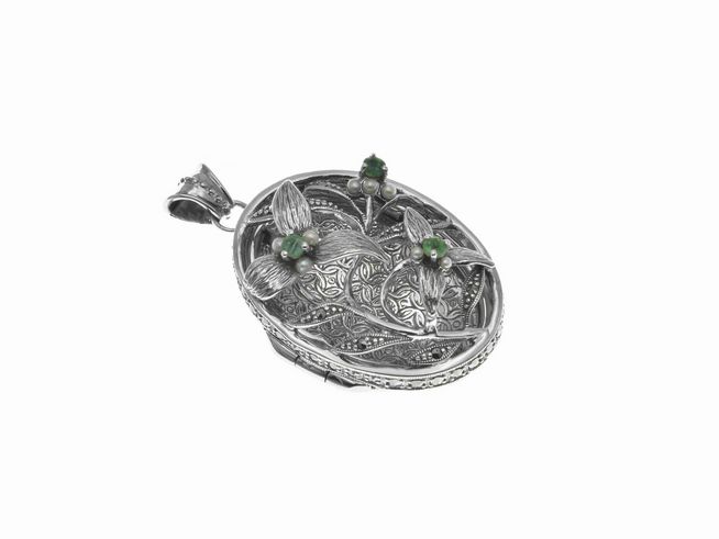 Medaillon aus nostalgisch königlich gestattetem Sterling Silber von Juwelier Harnisch, verziert mit feinen filigranen Mustern und grünen Steinen, ideal als elegantes Schmuckstück.