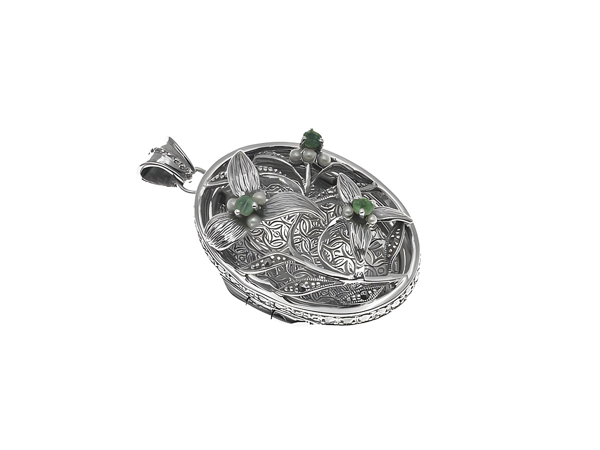 Medaillon aus nostalgisch königlich gestattetem Sterling Silber von Juwelier Harnisch, verziert mit feinen filigranen Mustern und grünen Steinen, ideal als elegantes Schmuckstück.