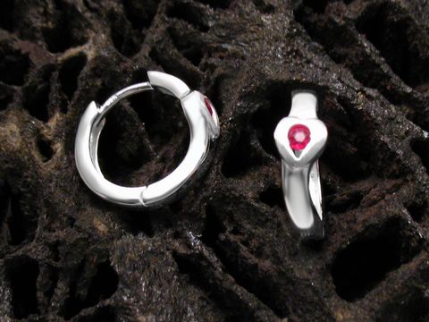 Creolen Herz aus 925 Sterling Silber mit Rubin, Hersteller Juwelier Harnisch, ideal geeignet für Kinder, schlichte und elegante Form mit auffälligem Schmuckstein.