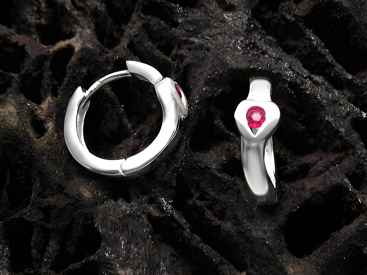Creolen Herz aus 925 Sterling Silber mit Rubin, Hersteller Juwelier Harnisch, ideal geeignet für Kinder, schlichte und elegante Form mit auffälligem Schmuckstein.
