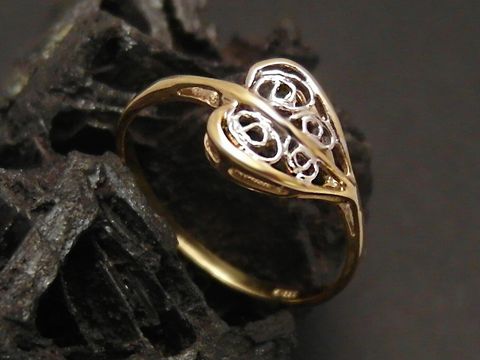 Goldring mit filigranem Blattdesign aus Gold 333 in Größe 56, Hersteller Juwelier Harnisch, elegant und leicht, ideal als Schmuckstück für besondere Anlässe.
