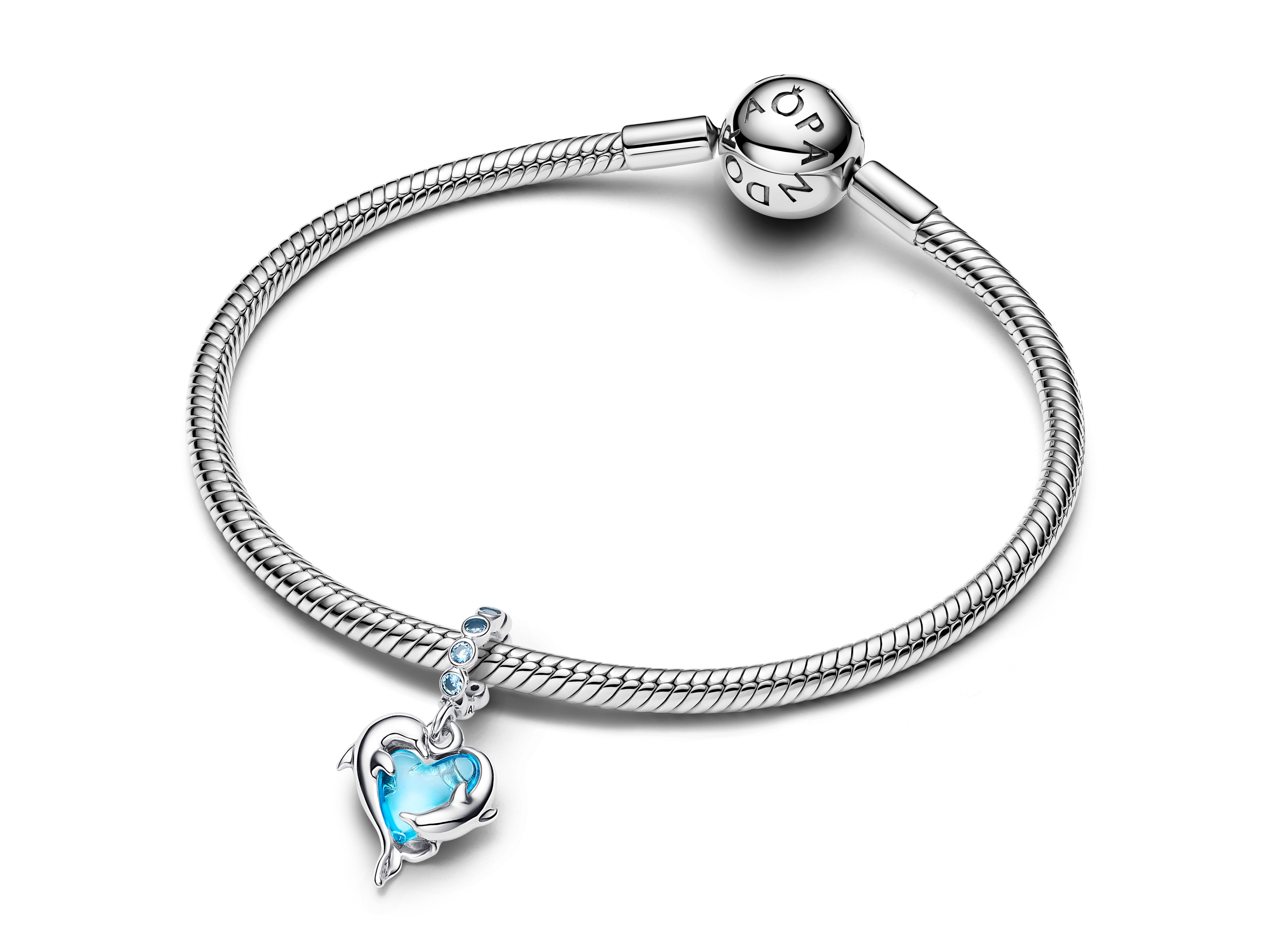 Blauer Muranoglas-Delphin-Charm aus Sterling Silber, anhängend an einem dekorativen Armband, mit einer Herzform und brillanten Akzenten in einem klaren und eleganten Design.