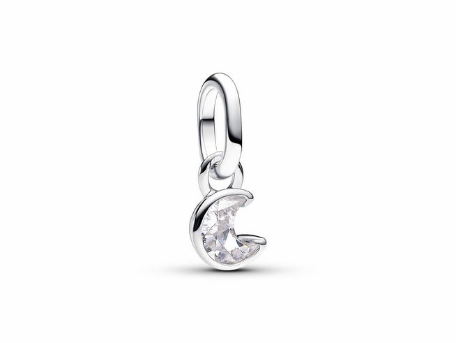 Funkelnder Mond Mini-Charm-Anhänger aus Sterling Silber mit klaren Zirkonia, zeigt einen stilisierten Halbmond in einer eleganten und glitzernden Ausführung, ideal für Schmuckliebhaber.