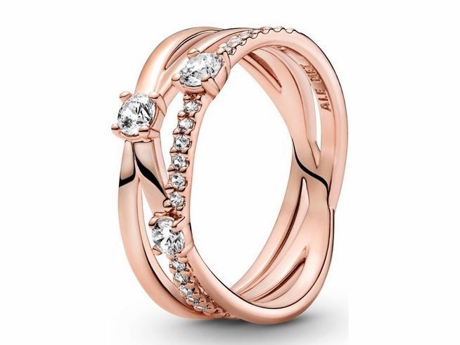 Funkelnder Dreifach-Ring in Roségold vergoldet von Pandora, Größe 60, mit drei klaren Zirkonia-Steinen und geschwungener, eleganter Form, ideal für besondere Anlässe.