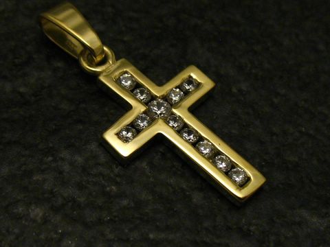 Zirkonia Goldkreuz aus Gold 333, gefertigt vom Juwelier Harnisch, mit funkelnden Steinen in der Mitte des Kreuzes, eleganter Anhänger für stilvolle Looks.