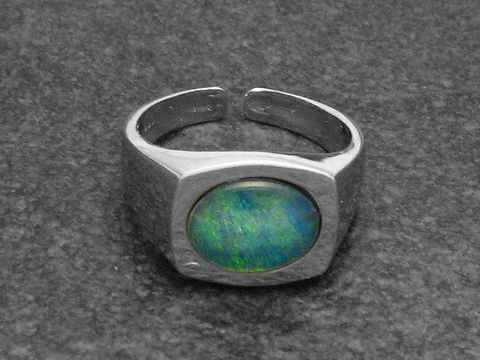 Schlichter Silberring in verstellbarer Größe mit einem Opal Triplette. Hersteller Juwelier Harnisch, mit rhodiniertem Stein in blauen und grünen Farbtönen.