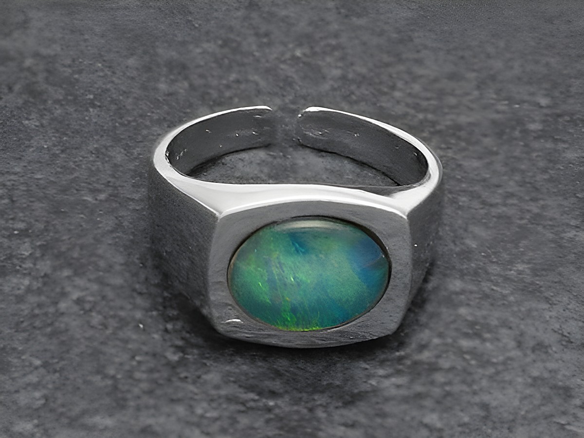 Schlichter Silberring in verstellbarer Größe mit einem Opal Triplette. Hersteller Juwelier Harnisch, mit rhodiniertem Stein in blauen und grünen Farbtönen.