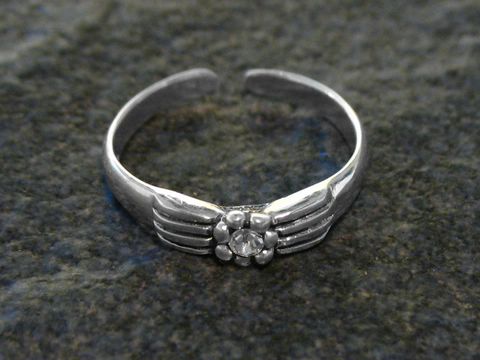 Blüten Zehenring aus Sterling Silber mit durchsichtigen Elementen, hergestellt von Juwelier Harnisch, bietet ein elegantes Design für stilvolle Fußaccessoires.