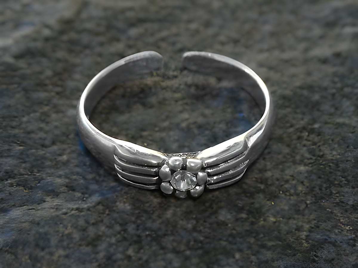 Blüten Zehenring aus Sterling Silber mit durchsichtigen Elementen, hergestellt von Juwelier Harnisch, bietet ein elegantes Design für stilvolle Fußaccessoires.