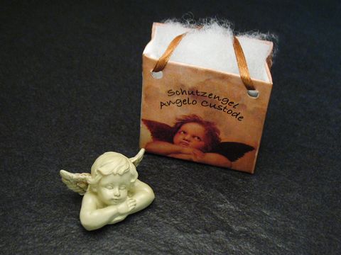 Schutzengel mit Geschenktasche, schlafend, von Juwelier Harnisch, ideal als weihnachtliche Dekoration oder Geschenk.