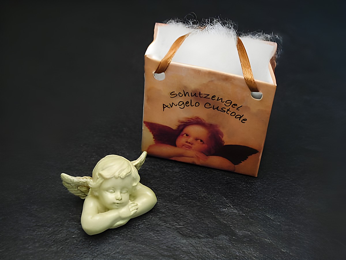 Schutzengel mit Geschenktasche, schlafend, von Juwelier Harnisch, ideal als weihnachtliche Dekoration oder Geschenk.