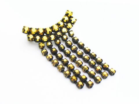 Goldige Strass Brosche im sexy City Look von Juwelier Harnisch. Die Brosche in Gelb und Braun verfügt über funkelnde Strasssteine und ein elegantes, auffälliges Design.