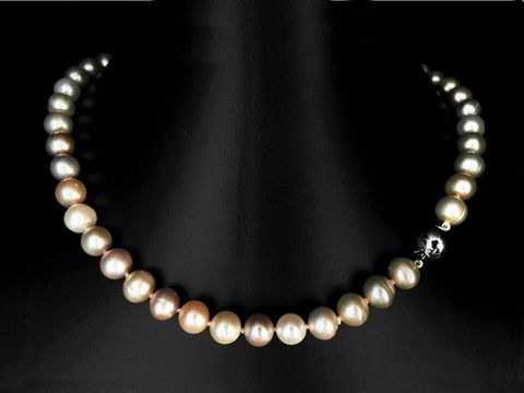 Perlenkette 9 mm bunt 46 cm geknotet, Hersteller Juwelier Harnisch, klassisch. Ideal für besondere Anlässe, elegante Ausstrahlung mit variierenden Farbnuancen.