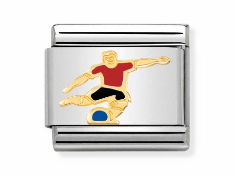 Fussballspieler in rot auf einem hochwertigen Metallanhänger mit Emaille und goldenen Akzenten, der einen Ball spielt. Hersteller ist Nomination, Modell Classic 030259 11.