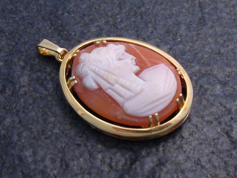 Gold Anhänger weiblich Gemme mit Frau, Hersteller Juwelier Harnisch, feine Verarbeitung, klassisches Design mit detailreicher Darstellung einer Dame, ideal als Schmuckstück für besondere Anlässe.