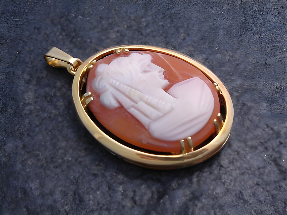 Gold Anhänger weiblich Gemme mit Frau, Hersteller Juwelier Harnisch, feine Verarbeitung, klassisches Design mit detailreicher Darstellung einer Dame, ideal als Schmuckstück für besondere Anlässe.