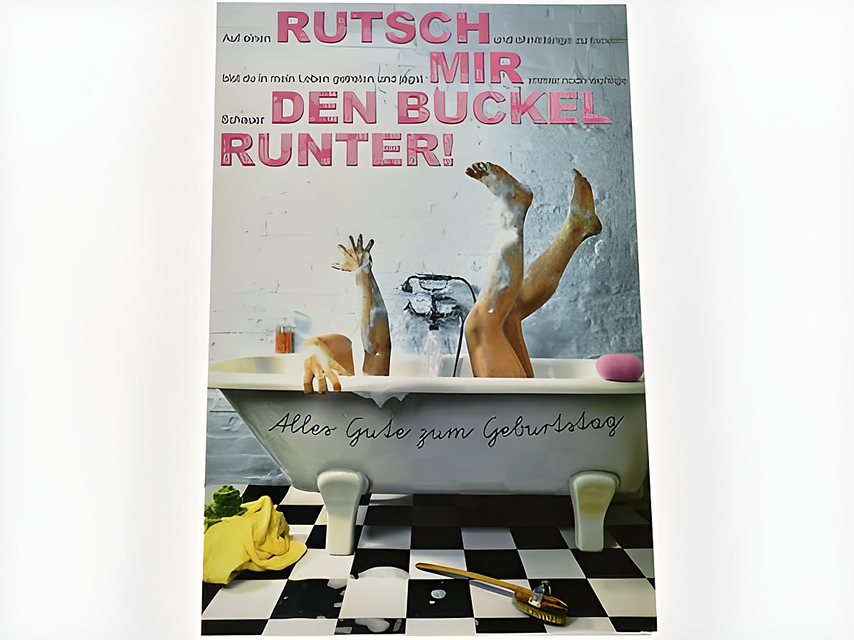 Eine farbenfrohe Geburtstagskarte mit dem Bild einer Badewanne und zwei Beinen, die aus der Wanne ragen. Der lustige Spruch fordert dazu auf, den Buckel runterzurutschen. Hersteller ist Juwelier Harnisch.
