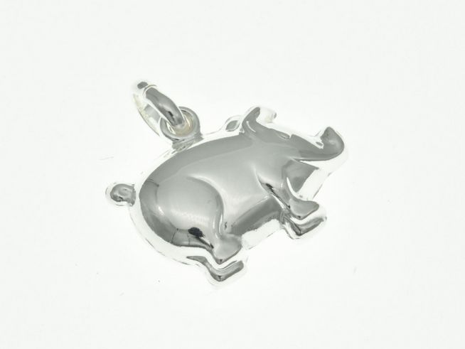 Schweinchen aus sterling Silber als Anhänger von Juwelier Harnisch, stilvolles Tierdesign mit glänzender Oberfläche, perfekt als persönlicher Schmuck oder Geschenk.