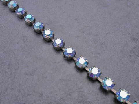 Strass Armband in schlicht elegantem Design, gefertigt aus hochwertigen Strasssteinen mit einem Multi Schimmer, Länge 17-19 cm, Hersteller Juwelier Harnisch, idealer Strassschmuck für jedes Outfit.