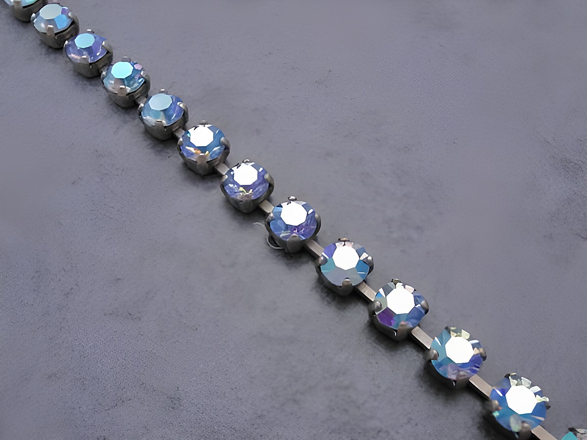 Strass Armband in schlicht elegantem Design, gefertigt aus hochwertigen Strasssteinen mit einem Multi Schimmer, Länge 17-19 cm, Hersteller Juwelier Harnisch, idealer Strassschmuck für jedes Outfit.