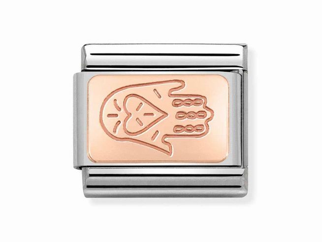 Das Bild zeigt ein Roségold Element von Nomination mit einer Fatimas Hand Gravur, umrahmt von einem silbernen Rahmen, ideal für individuellen Schmuck.