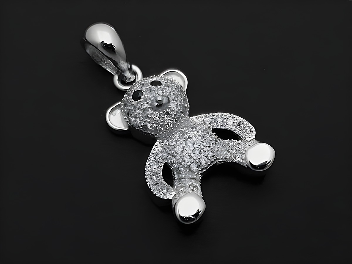 Niedlicher Teddy aus Silber mit Zirkonia in weiß-schwarz, Hersteller Juwelier Harnisch, idealer Anhänger für Tierliebhaber.