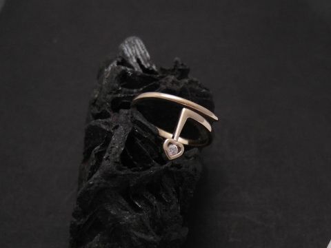 Gold Ring - herzlich - Gold 375 - Zirkonia - Gr. 57, Hersteller: Juwelier Harnisch, bis Gr. 58/18,5, stilvoll auf schwarzem Untergrund präsentiert.
