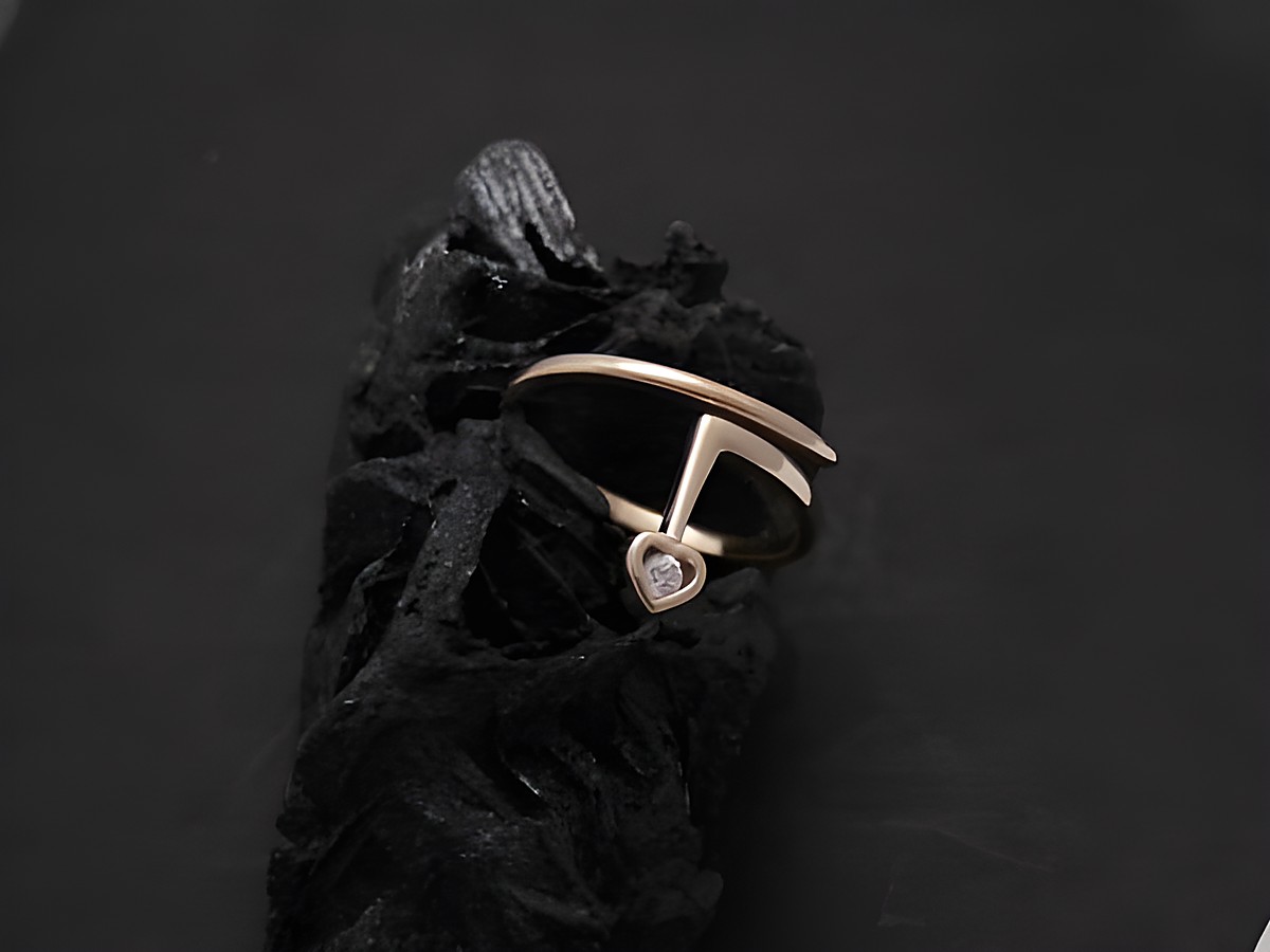 Gold Ring - herzlich - Gold 375 - Zirkonia - Gr. 57, Hersteller: Juwelier Harnisch, bis Gr. 58/18,5, stilvoll auf schwarzem Untergrund präsentiert.