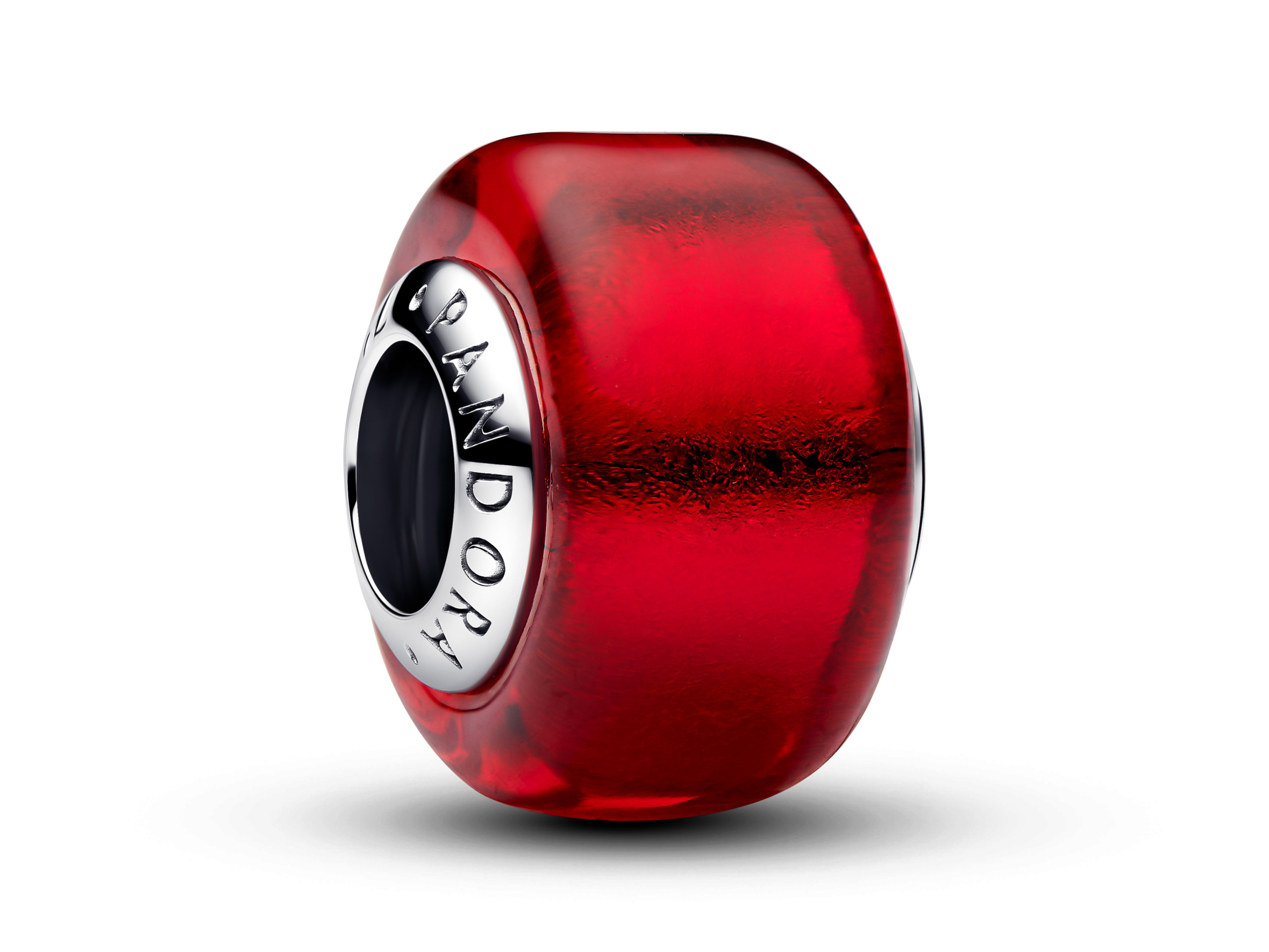 Roter Murano Glas Charm von Pandora mit silbernem Detail. Das Glas hat eine glänzende Oberfläche und eine harmonische Form, ideal für Armbänder und Schmuckliebhaber.