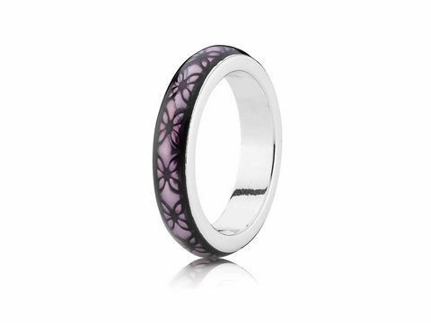 Silberner Ring von Pandora mit lila Emaille, florales Design, Größe 48. Ideal für einen eleganten Akzent im Schmuckarrangement. Hochwertige Verarbeitung und ansprechende Optik.