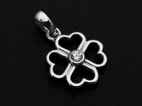 Silber Anhänger in Kleeblattform mit Zirkonia in der Mitte, hochwertig verarbeitet, dient als glücksbringender Schmuck, hergestellt von Juwelier Harnisch.