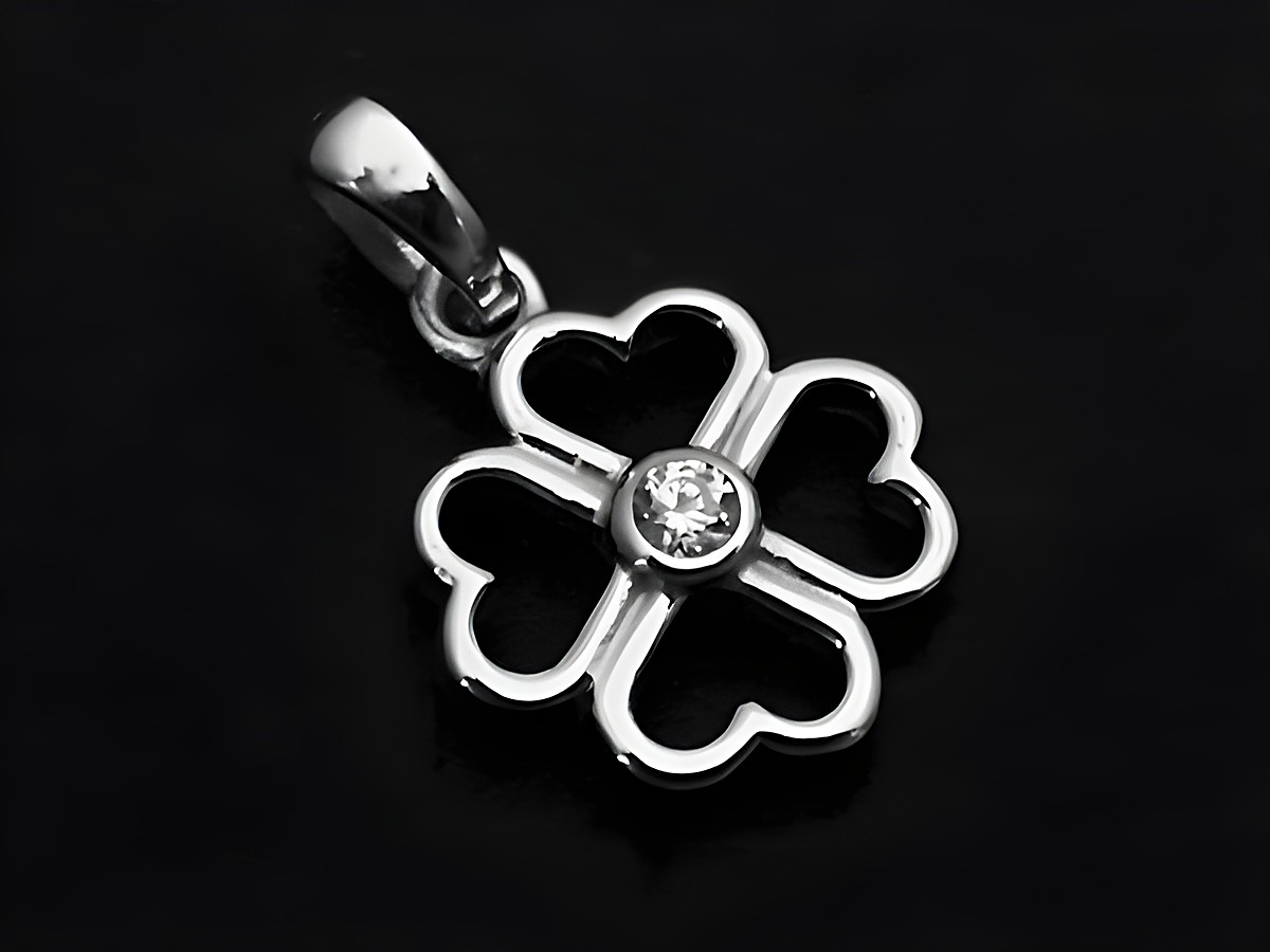 Silber Anhänger in Kleeblattform mit Zirkonia in der Mitte, hochwertig verarbeitet, dient als glücksbringender Schmuck, hergestellt von Juwelier Harnisch.